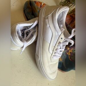 Vans Old Skool Low Top Sneakers in White and Cream MENS 8 woman’s 10